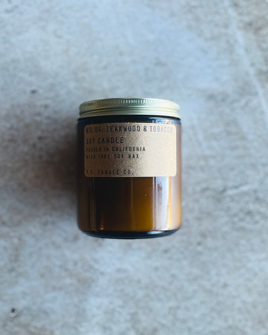 KERTI Teakwood & Tobacco frá P.F. Candle Co. Eu